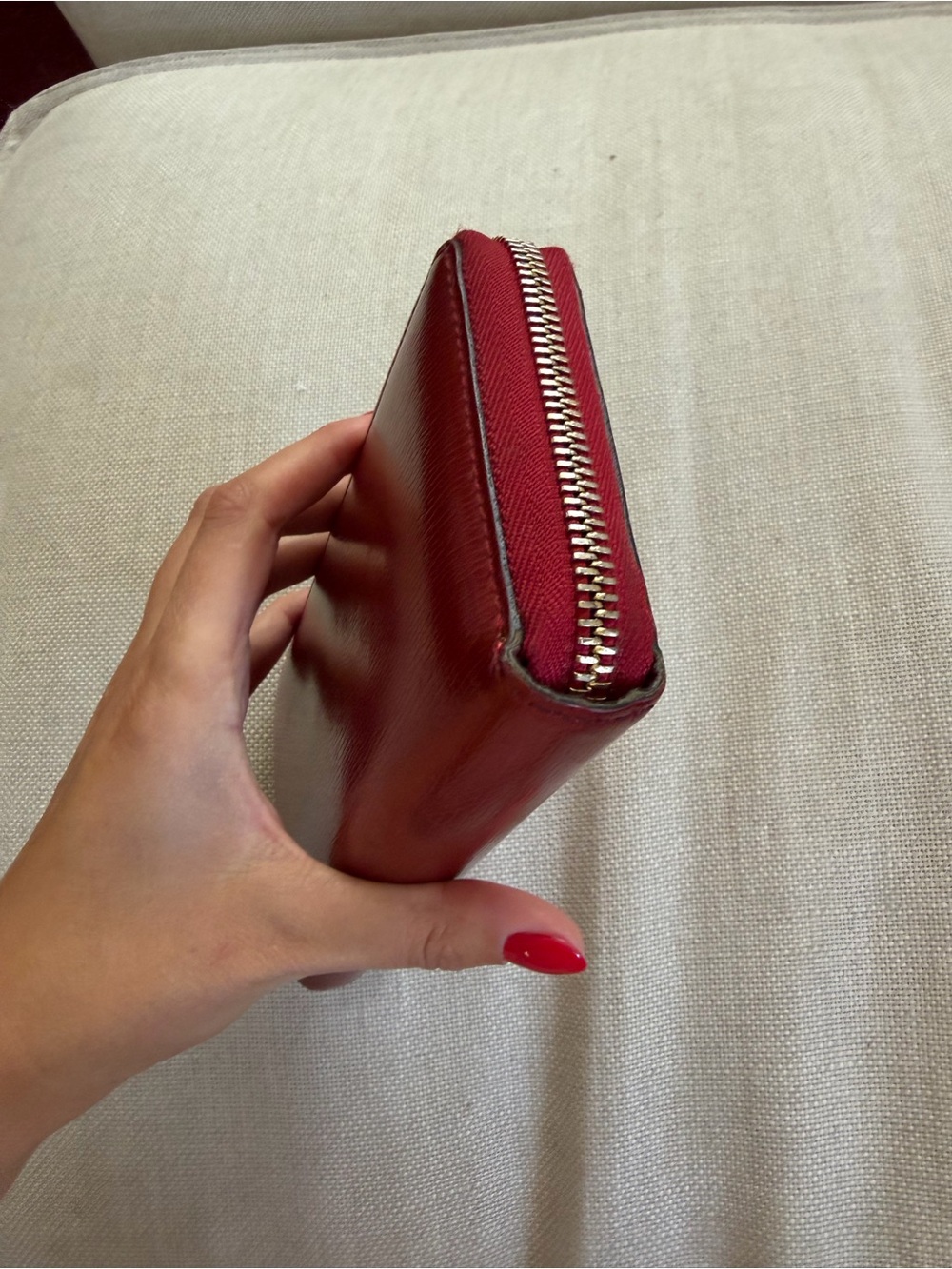Gucci Red Zip Around Wallet with Gold Logo Charm - Picture 4 of 8